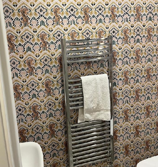 Patterned bathroom wallpaper
